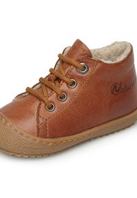 Brązowe skórzane wysokie buty za kostkę z wiązaniem, szary futrzany wyściółka, gumowa podeszwa oraz tłoczone logo.