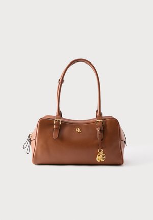 Bruine leren handtas met twee banden, gouden "RL" logo en gouden bedel hangend aan een van de banden tegen een effen witte achtergrond.