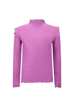 Rosa gerippter Rollkragenpullover mit langen Ärmeln, versehen mit Rüschenakzenten an den Schultern und einem wellenförmigen Saum. Weiche Stricktextur.