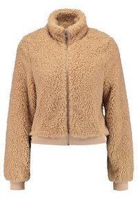 Beżowa kurtka z polaru z zamkiem błyskawicznym, wysokim kołnierzem, teksturowaną powierzchnią i prążkowanym obszyciem. Posiada pełny zamek i długie rękawy dla zapewnienia ciepła.