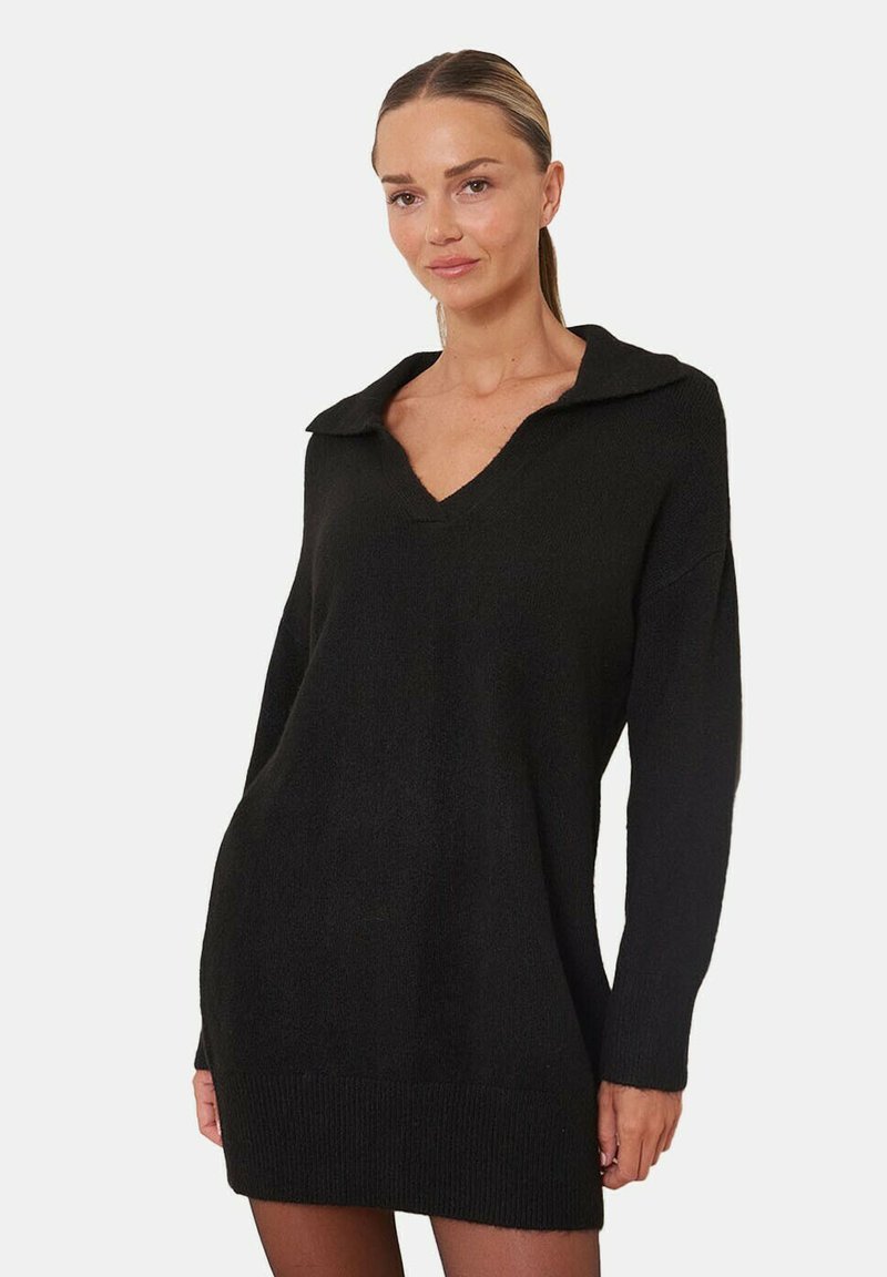 Robe pull noire en maille avec un col en V et un large col. Manches longues et ourlet côtelé, offrant une texture douce et une coupe décontractée.