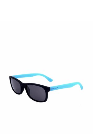 Occhiali da sole con montatura nera, lenti scure e aste di colore blu brillante, un'asta con la scritta "TED BAKER", mostrati su sfondo bianco.