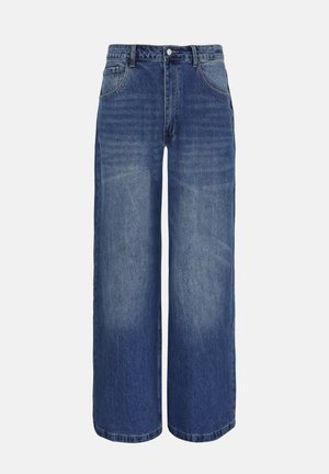 Blauwe jeans met wijde pijpen, voorzakken, riemlussen en een knoopsluiting in de taille, getoond op een effen achtergrond.