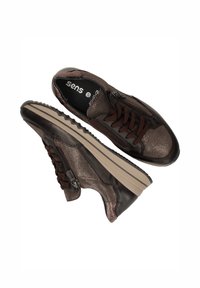 Bruine sneakers met een glinsterende leren bovenkant, ronde neus en vetersluiting aan de voorkant. Beschikt over een gestructureerde lichtbeige zool en een zijritsdetail.