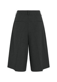 Tumši pelēki svītraini culottes ar plašu kāju dizainu, ar vidēju jostas augstumu un divām aizmugures kabatām, izgatavoti no strukturētas auduma.
