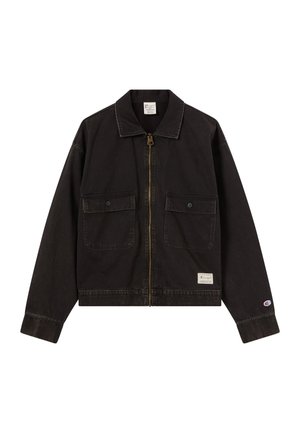 Zwarte casual jas met ritssluiting aan de voorkant, twee klepzakken met knopen, kraag en kleine Champion-logo's op de mouwboord en nabij de zoom.