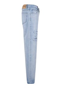 Jean en denim bleu clair, coupe slim, avec une section déchirée en forme du chiffre "2" sur la jambe gauche et une taille standard.