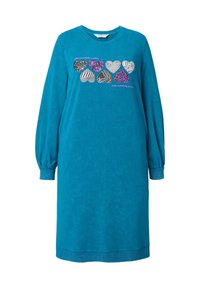 Aksamowa sukienka w kolorze turkusowym z długim rękawem, ozdobiona siedmioma wzorzystymi sercami w kolorach czarnym, białym i fioletowym na wysokości klatki piersiowej, z prążkowanymi mankietami i dołem.