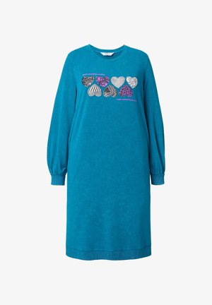 Abito lungo a maniche lunghe di colore teal con sette cuori decorati in nero, bianco e viola sul petto, dotato di polsini e orlo a costine.