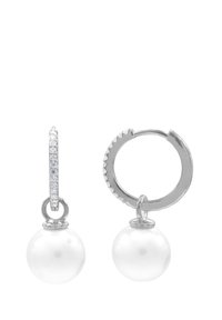 Silberne Creolen mit einem Perlenanhänger. Der Ring ist mit kleinen klaren Edelsteinen verziert; die Perle ist glatt und kugelförmig.