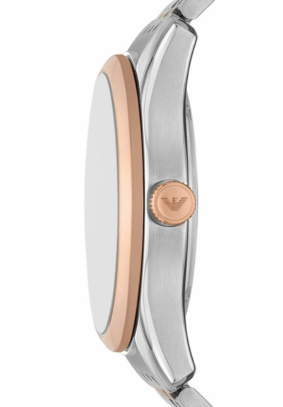 Seitenansicht eines silbernen und roségoldenen Uhrengehäuses mit einer gebrandeten roségoldenen Krone an einem Metallarmband.