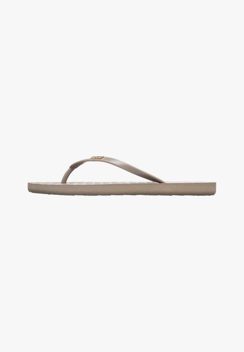 Ruskeasta flip-flop-sandaalistajoista, joissa on ohuet remmit ja teksturoitu pohja. Remmissä on kultasävyinen yksityiskohta. Litteä, rento muotoilu.