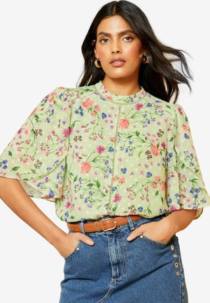 Love & Roses REGULAR FIT - FLORAL PRINTED DOBBY FLUTTER SLEEVE - Palaidinė - green