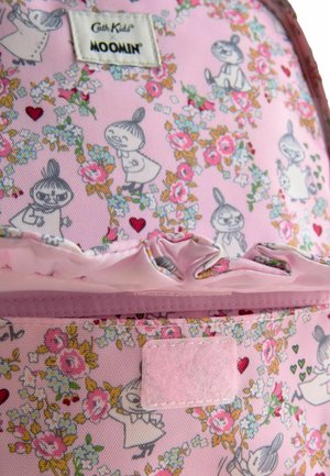 Rosa Stoff-Rucksack mit floralen Mustern und illustrierten Charakteren. Enthält ein Etikett und ein strukturiertes Filz-Patch auf der Vorderseite.