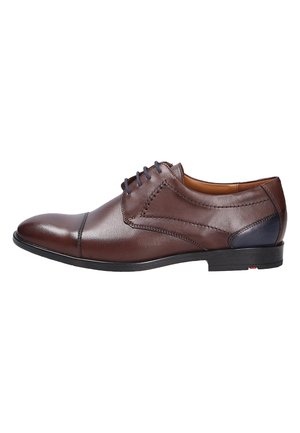 Braune Lederanzugschuhe mit glänzender Oberfläche, abgerundetem Zehenbereich und kontrastierendem dunkelblauen Absatz. Mit steppenden Akzenten und fünf Ösen-Schnürung.