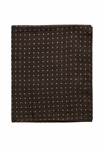 Brun bomulds næseklud med et hvidt prikket mønster. Foldet pænt med en glat tekstur og enkle kanter. Mål cirka 32 cm i kvadrat.