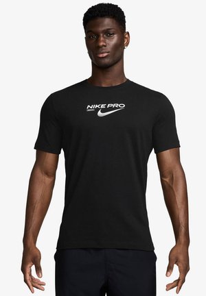 Schwarzes Nike Pro T-Shirt mit kurzen Ärmeln, aus weichem Stoff gefertigt, mit einem weißen Nike-Logo und Text über der Brust, im klassischen Schnitt.