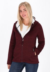 Burgundijas fleeces jaka ar baltu oderi, ar rāvējslēdzējs priekšpusē, kapuci, sānu kabatām un teksturētu audumu. Iekļauta logotipa akcenta detaļa uz rāvējslēdzēja.