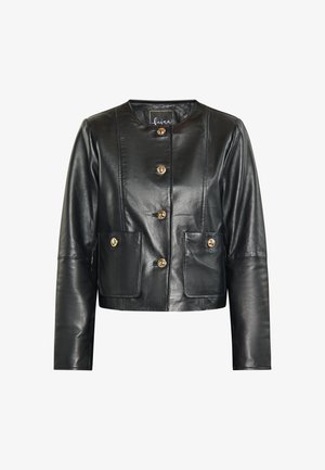 Giubbotto cropped in pelle nera con scollatura rotonda, quattro chiusure con bottoni dorati e due tasche frontali. Texture liscia e design aderente.