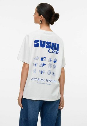 Biała koszulka z krótkim rękawem, z niebieskim graficznym napisem „SUSHI Club” i ilustracjami sushi na plecach, o luźnym kroju.