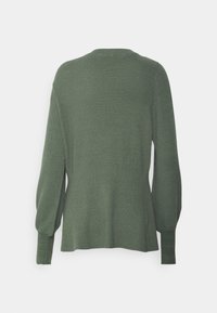 Pull en maille vert foncé avec de longues manches ballon et des poignets ajustés, vu de dos sur un fond clair uni.