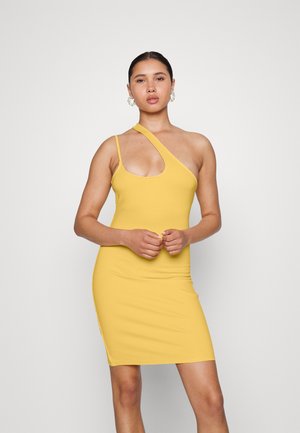 Vestido bodycon amarelo com decote redondo, alça assimétrica e silhueta ajustada, feito de um tecido liso e elástico.