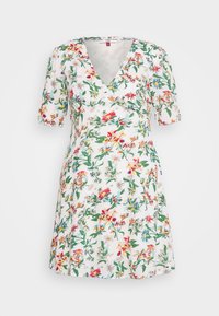 Vestido floral con escote en V, mangas cortas abullonadas y fondo blanco. Presenta flores multicolores y hojas verdes por todo el diseño.