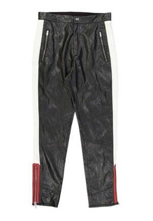 Pantalones de piel negros con paneles laterales blancos y puños con cremallera rojos, con bolsillos delanteros con cremallera y cierre de botón en la cintura.