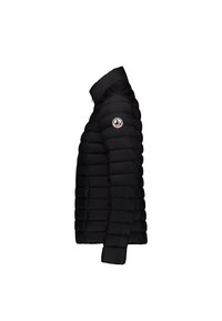 Schwarze gesteppte Steppjacke mit hohem Kragen, seitlichem Reißverschluss und rundem Logopatch am oberen Ärmel.