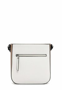 Bolso bandolera de cuero blanco con un acabado texturizado, bolsillo frontal con cremallera y correa negra. Presenta un diseño rectangular elegante con bordes en contraste.