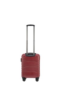 Valise rigide rouge avec surface texturée, poignée rétractable, quatre roues et mécanisme de verrouillage latéral. Fini lisse avec des lignes horizontales.