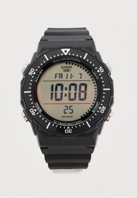 Digitaalne kell musta plastkorpuse ja rihmaga, millel on digitaalne sihverplaat, kuni 100 meetri vee- ning 10-aastane akuvastupidavus.