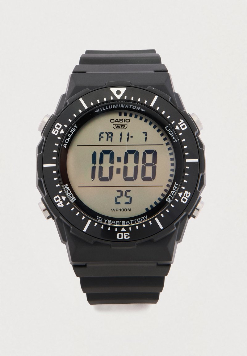 Digitaalne kell musta plastkorpuse ja rihmaga, millel on digitaalne sihverplaat, kuni 100 meetri vee- ning 10-aastane akuvastupidavus.