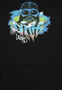 Sudadera negra con un diseño gráfico de un casco estilizado que lleva la palabra "SITH" en letras de estilo graffiti de colores. Textura de tela suave.