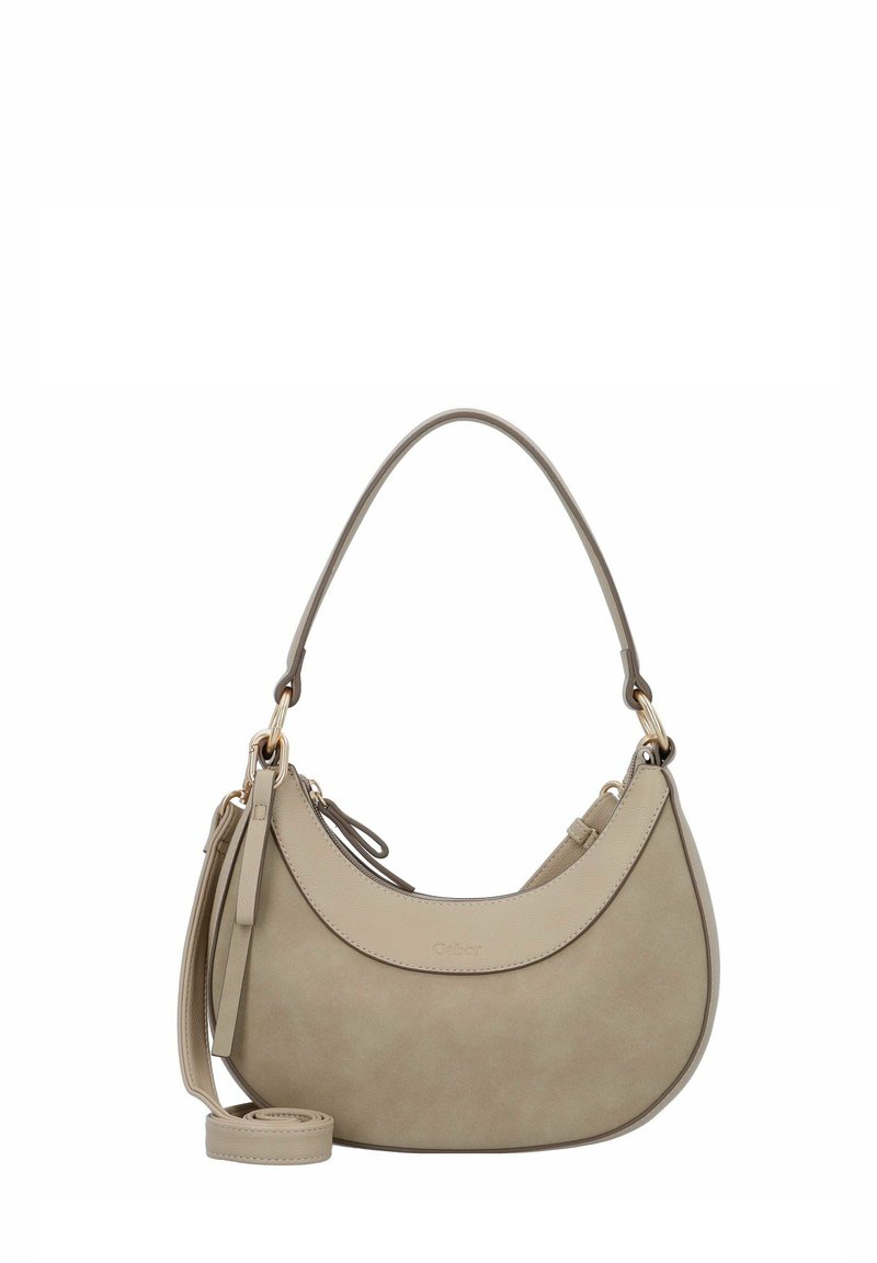 Bolso de mano de ante beige con detalles de cuero suave, diseño curvado, asa superior y correa removible. Presenta una marca sutil y hardware minimalista.