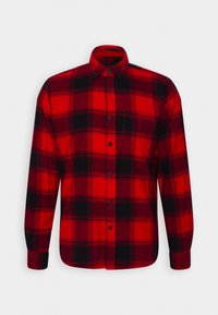 Rood en zwart geruite shirt van katoen; heeft lange mouwen, een knoopsluiting aan de voorkant en een klassieke kraag. Geweven stof met een ruitpatroon.