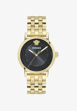 Goldfarbene Analog-Uhr mit einem schwarzen strukturierten Zifferblatt, Versace-Logo auf 12 Uhr und einem goldfarbenen Armband mit gemusterten Gliedern.