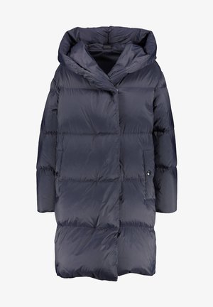 Mørkeblå lang dynejakke med stor hætte, lommer foran med trykknapper og vandret quiltning for isolering.