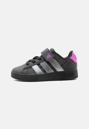 Zapatilla infantil negra y plateada con cierre de velcro, detalle rosa en el talón, diseño de marcas de garras y logo de los Vengadores en la suela.