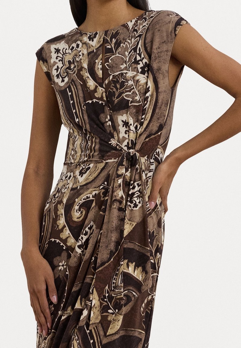 Braun-beige floral bedrucktes Kleid mit kurzen Ärmeln, einem Schlitz-Halsausschnitt und einem gebundenen Taillendetail, aus einem weichen Stoff gefertigt.