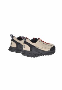 Scarpe da trekking beige e nere con lacci rossi, parte superiore in materiale sintetico, suola in gomma testurizzata e un accento del logo sul tallone.