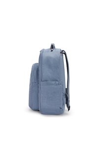 Modrý batoh se dvěma zipovými přihrádkami, přední kapsou a polstrovanými ramenními popruhy zobrazený z boku na bílém pozadí.