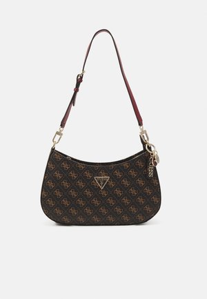 Sac à épaule marron et noir à motif avec bandoulière ajustable, plaque logo triangulaire dorée et breloques métalliques décoratives.
