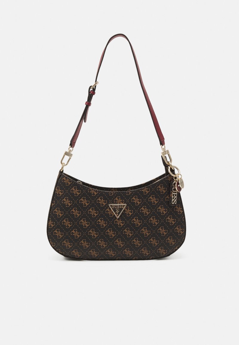 Sac à épaule marron et noir à motif avec bandoulière ajustable, plaque logo triangulaire dorée et breloques métalliques décoratives.