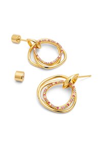 Orecchini a cerchio dorati con anelli intrecciati e una fila di piccole pietre multicolori. Metallo liscio e lucido con una finitura lucidata.