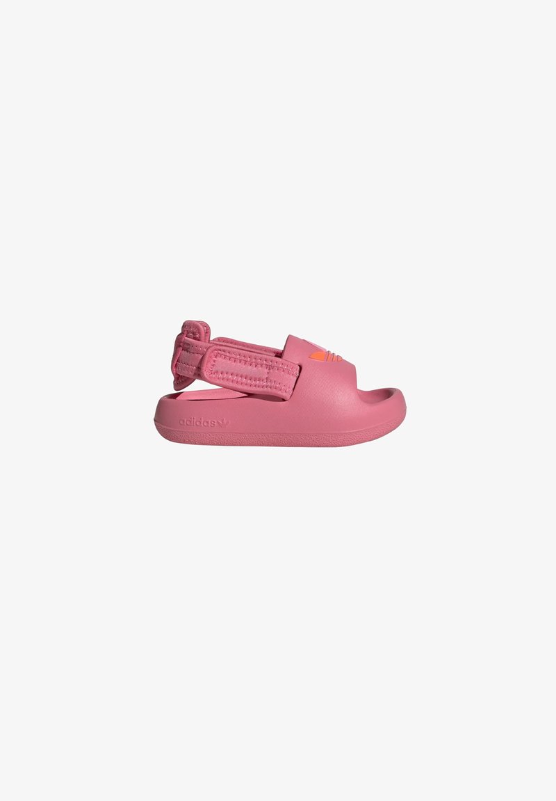 Sandalias rosas que presentan una parte superior texturizada, correa adjustable y una plantilla contorneada. Logo de la marca visible en el lateral.
