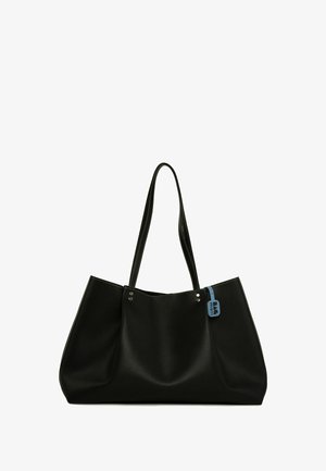 Bolsa tote negra hecha de material sintético suave, con dos asas largas, detalles en plata y una etiqueta azul adjunta a un lado.