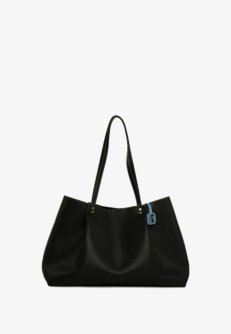 Čierna taška na rameno vyrobená z hladkého syntetického materiálu, s dvoma dlhými uchami, striebornými doplnkami a modrou visačkou pripevnenou na jednej strane.