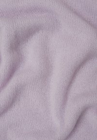 Helles lavendelfarbenes Kaschmirgewebe mit einer weichen, glatten Textur, das ein feines Strickmuster und sanfte Drapierungen aufweist.