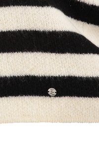 Gestreepte gebreide trui met afwisselend zwart en crème kleuren, met een zachte textuur en een klein zilveren logo-label bevestigd.